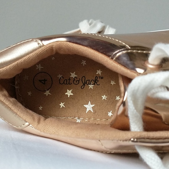 🥳 HP!🎉🥳 Cat&Jack Metallic Sneakers Girls 4 NWOT - Picture 4 of 5